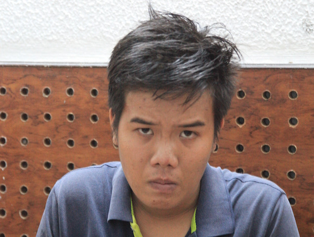 nam thanh nien mua trang phuc canh sat roi di lua dao