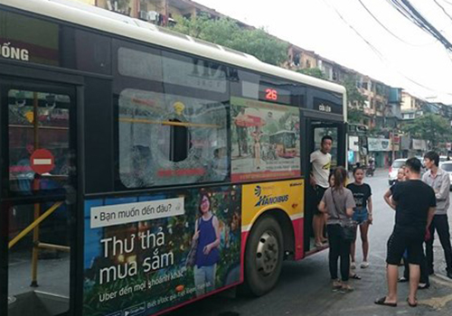 gian ban gai thanh nien nem gach chay mau dau khach di xe buyt