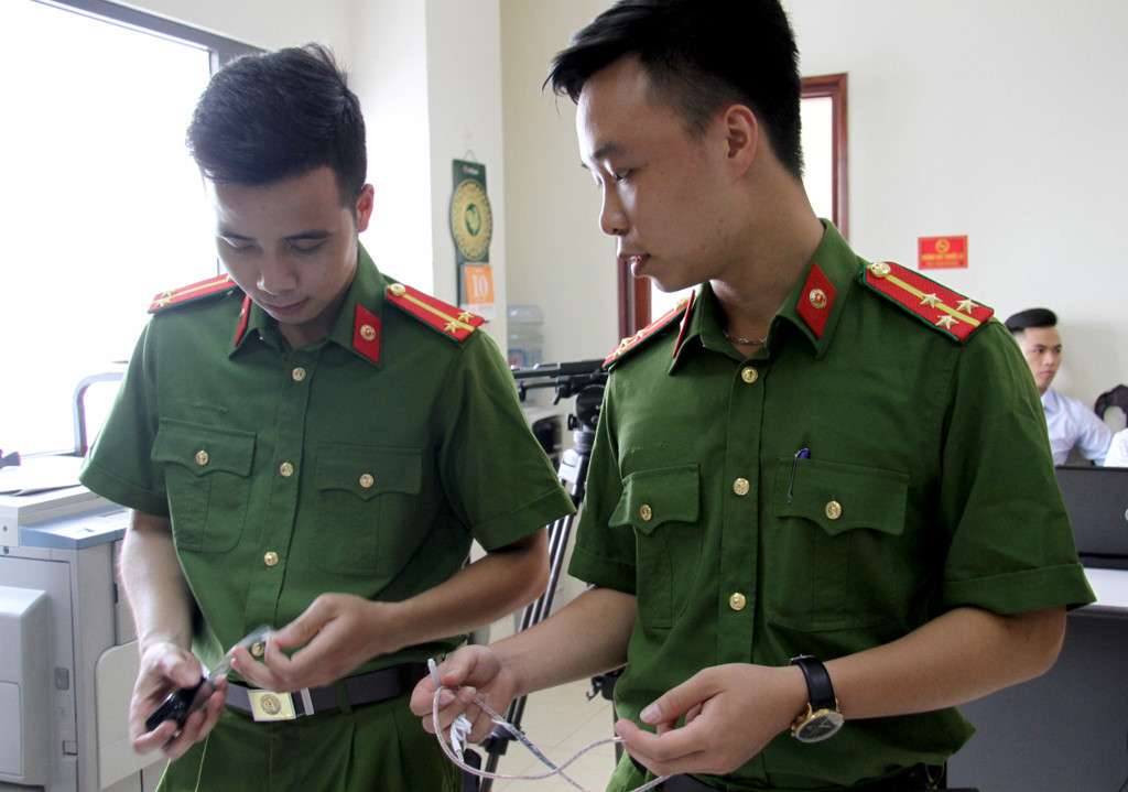 thu hang chuc tai nghe sieu nho dung de gian lan thi cu