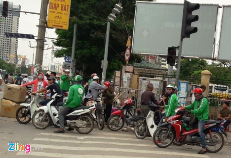 bi xua duoi tai xe grab uber khong dam vao ben xe