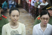 ba co gai linh an tu vi lot do danh dap da man ban roi phat truc tiep len facebook