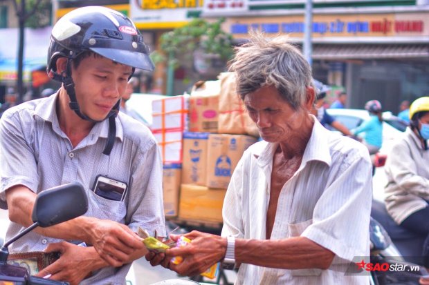 Phía sau bức ảnh 'ông cụ khóc trong mưa' là câu chuyện về lão 'khờ' 20 năm bán vé số ở Sài Gòn phia sau buc anh ong cu khoc trong mua la cau chuyen ve lao kho 20 nam ban ve so o sai gon