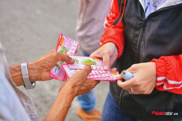 Phía sau bức ảnh 'ông cụ khóc trong mưa' là câu chuyện về lão 'khờ' 20 năm bán vé số ở Sài Gòn phia sau buc anh ong cu khoc trong mua la cau chuyen ve lao kho 20 nam ban ve so o sai gon