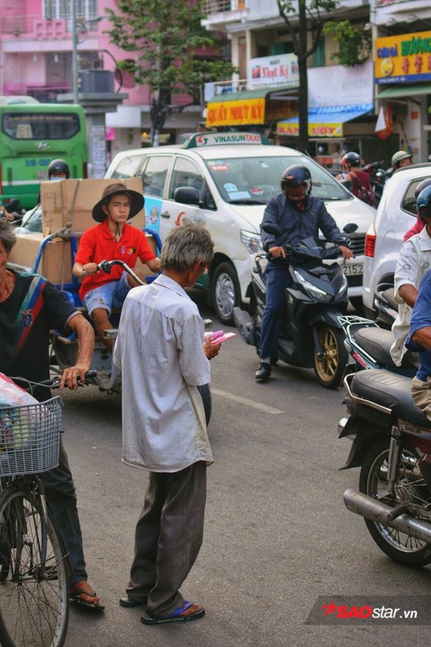 Phía sau bức ảnh 'ông cụ khóc trong mưa' là câu chuyện về lão 'khờ' 20 năm bán vé số ở Sài Gòn phia sau buc anh ong cu khoc trong mua la cau chuyen ve lao kho 20 nam ban ve so o sai gon