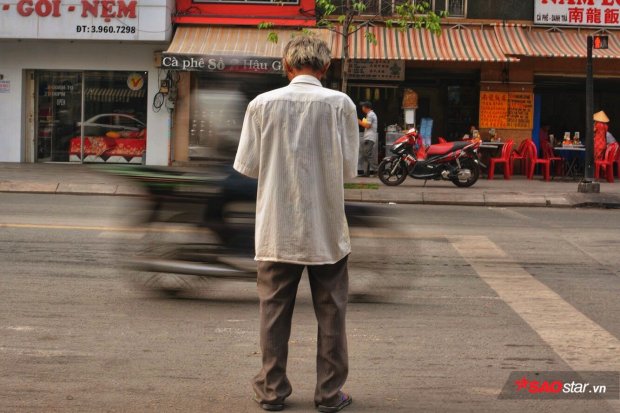 Phía sau bức ảnh 'ông cụ khóc trong mưa' là câu chuyện về lão 'khờ' 20 năm bán vé số ở Sài Gòn phia sau buc anh ong cu khoc trong mua la cau chuyen ve lao kho 20 nam ban ve so o sai gon