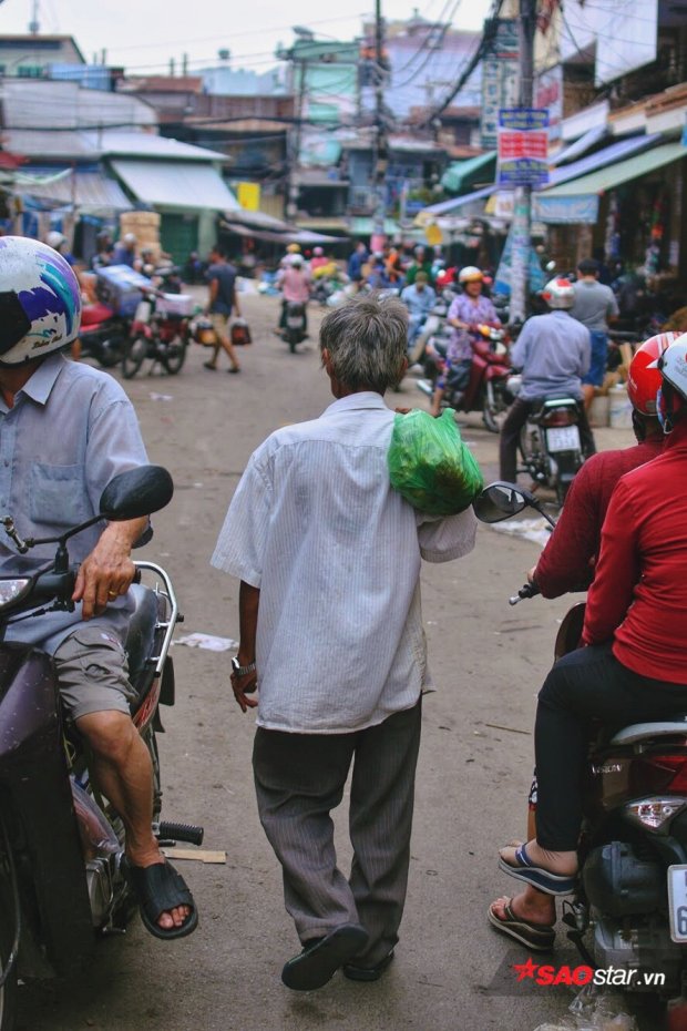 Phía sau bức ảnh 'ông cụ khóc trong mưa' là câu chuyện về lão 'khờ' 20 năm bán vé số ở Sài Gòn phia sau buc anh ong cu khoc trong mua la cau chuyen ve lao kho 20 nam ban ve so o sai gon