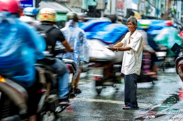 Phía sau bức ảnh 'ông cụ khóc trong mưa' là câu chuyện về lão 'khờ' 20 năm bán vé số ở Sài Gòn phia sau buc anh ong cu khoc trong mua la cau chuyen ve lao kho 20 nam ban ve so o sai gon