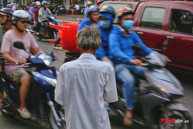 Phía sau bức ảnh 'ông cụ khóc trong mưa' là câu chuyện về lão 'khờ' 20 năm bán vé số ở Sài Gòn phia sau buc anh ong cu khoc trong mua la cau chuyen ve lao kho 20 nam ban ve so o sai gon