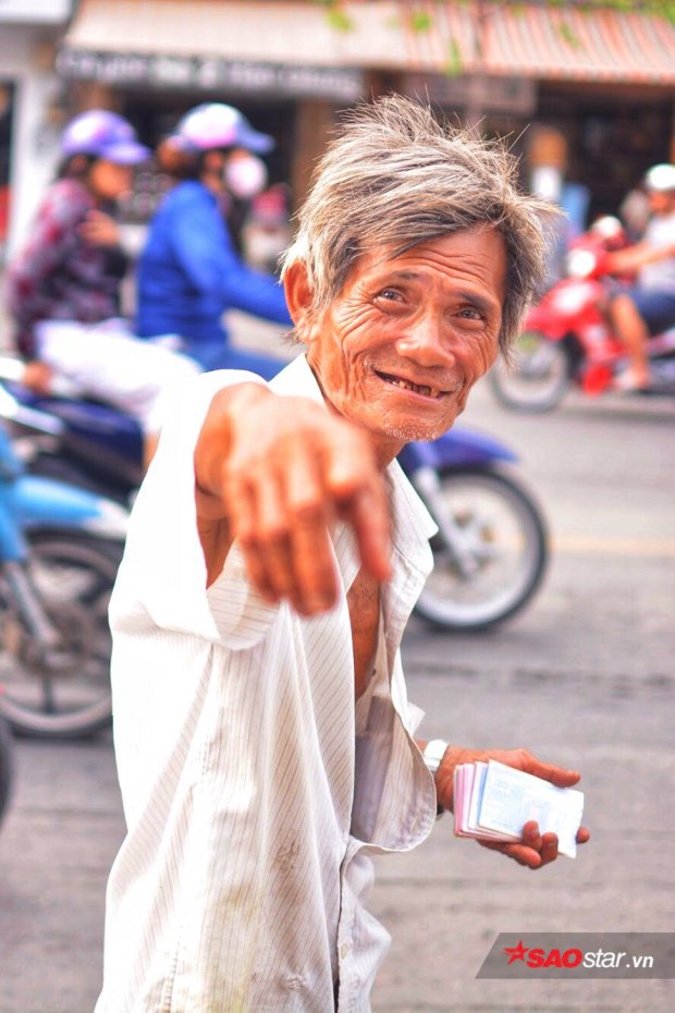 Phía sau bức ảnh 'ông cụ khóc trong mưa' là câu chuyện về lão 'khờ' 20 năm bán vé số ở Sài Gòn phia sau buc anh ong cu khoc trong mua la cau chuyen ve lao kho 20 nam ban ve so o sai gon