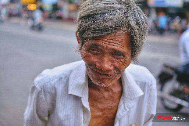 Phía sau bức ảnh 'ông cụ khóc trong mưa' là câu chuyện về lão 'khờ' 20 năm bán vé số ở Sài Gòn phia sau buc anh ong cu khoc trong mua la cau chuyen ve lao kho 20 nam ban ve so o sai gon