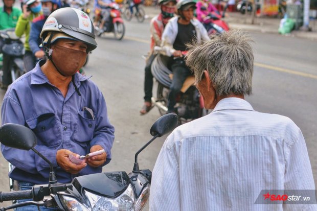 Phía sau bức ảnh 'ông cụ khóc trong mưa' là câu chuyện về lão 'khờ' 20 năm bán vé số ở Sài Gòn phia sau buc anh ong cu khoc trong mua la cau chuyen ve lao kho 20 nam ban ve so o sai gon
