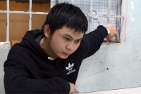 nu bac si suyt mat mang trong vong tay nguoi yeu cu