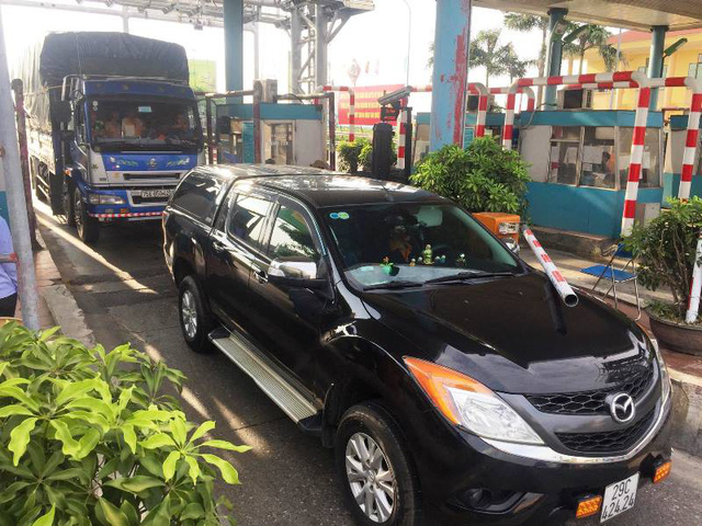 nhieu tai xe hat barie tram thu phi tan de vi cho rang tram da het han