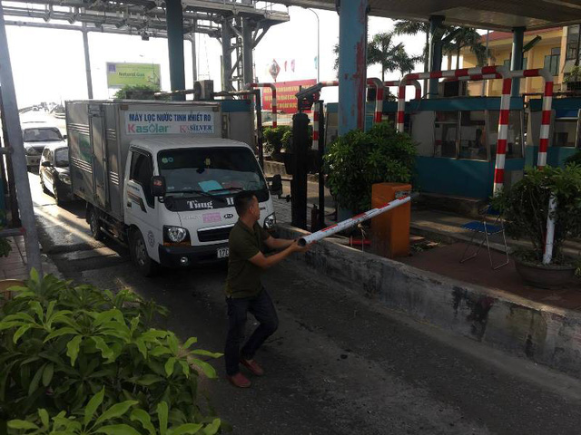 nhieu tai xe hat barie tram thu phi tan de vi cho rang tram da het han