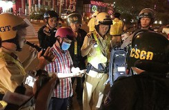 Thanh niên cù nhầy, hỏi CSGT 'biết nhậu không?'