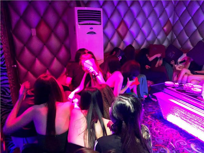 dot kich karaoke mat me hon 100 tiep vien mac ho hang thao chay