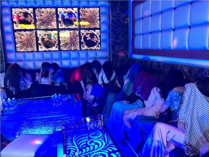 dot kich karaoke mat me hon 100 tiep vien mac ho hang thao chay