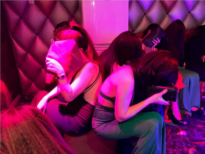 dot kich karaoke mat me hon 100 tiep vien mac ho hang thao chay
