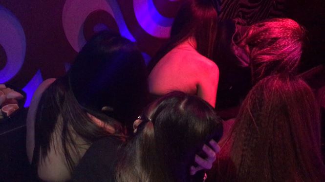 dot kich karaoke mat me hon 100 tiep vien mac ho hang thao chay