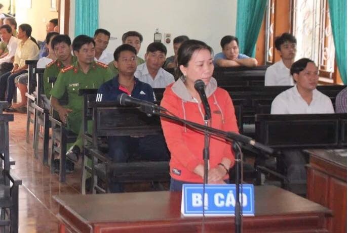 Phạt 4 tháng tù giam nữ tiểu thương hắt tiết lợn vào người chủ tịch huyện phat 4 thang tu giam nu tieu thuong hat tiet lon vao nguoi chu tich huyen