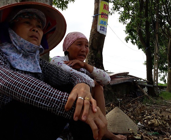 nguoi dan hoang mang sau vu bat 2 xe tai cho binh nhien lieu nghi cua may bay ve thu phu dong nat