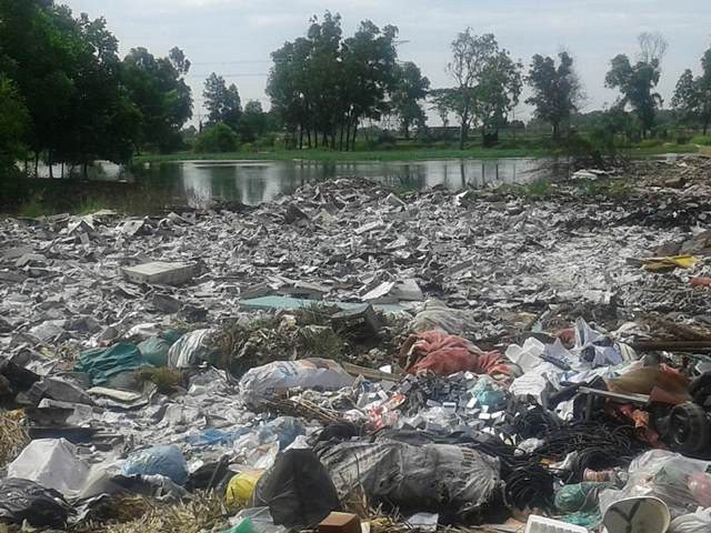 nguoi dan hoang mang sau vu bat 2 xe tai cho binh nhien lieu nghi cua may bay ve thu phu dong nat