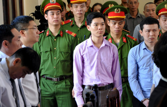chanh an nguyen hoa binh an tuong ve cau hoi toa an luong tam vu bac si hoang cong luong