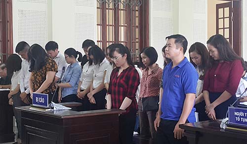 kieu nu ngan hang chiem doat 50 ty dong cua 6 khach hang