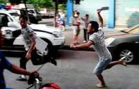 video xo xat voi hang xom nguoi dan ong nem vang be 1 tuoi