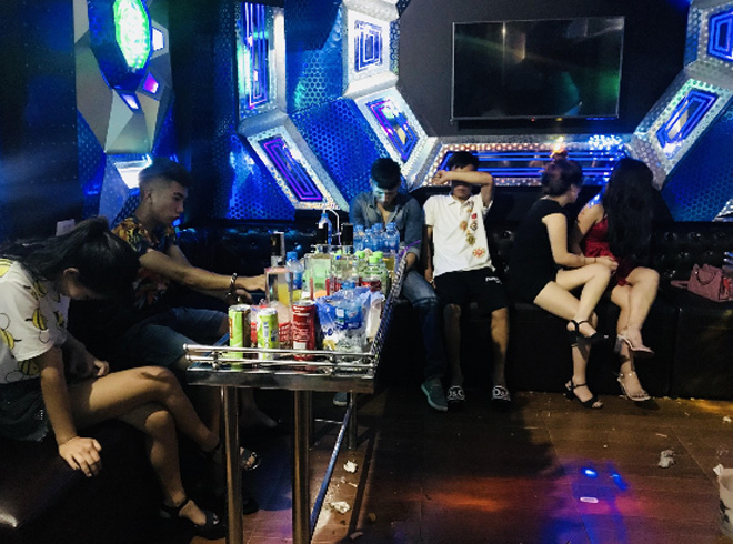 nam thanh nu tu ru nhau bay lac trong phong vip quan karaoke