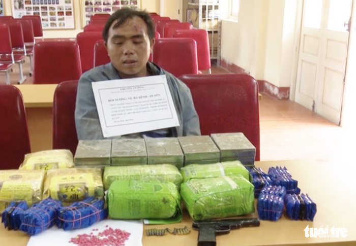 bat giu thay giao thu sung van chuyen 20 banh heroin