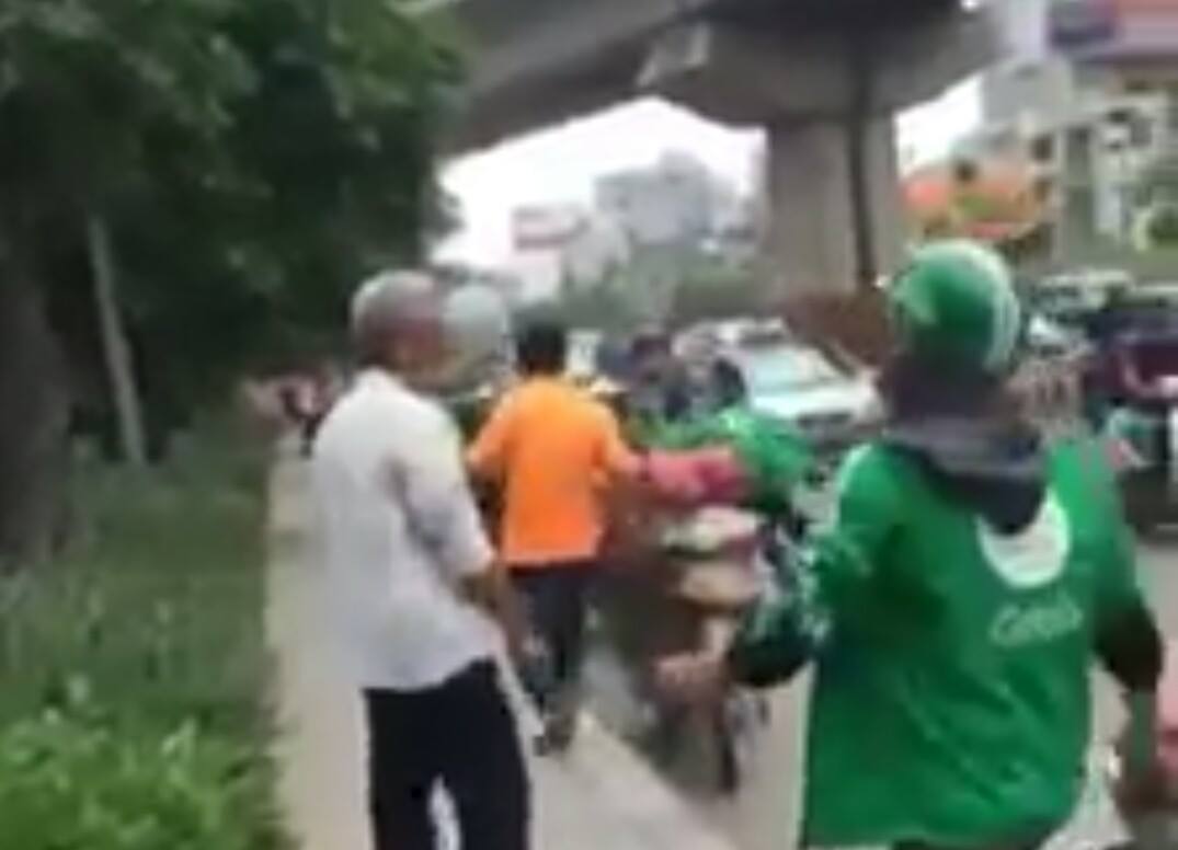 ha noi xe om cam gay duoi danh grabbike chay long vong