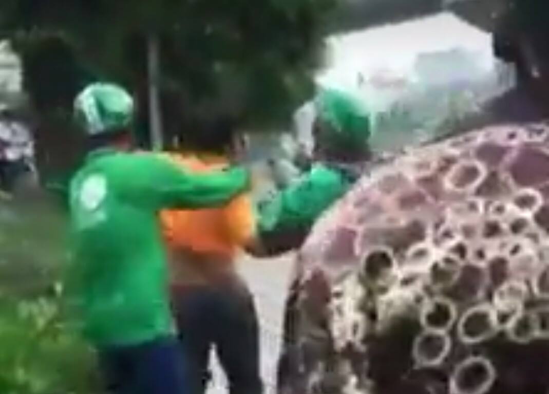 ha noi xe om cam gay duoi danh grabbike chay long vong
