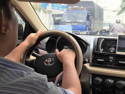 Không thể cấm dịch vụ đi chung xe của Uber, Grab