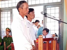 Buộc 2 nông dân tội nhận hối lộ là khiên cưỡng
