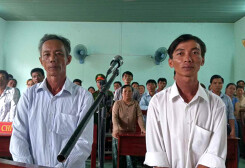 Tòa vẫn kết án 2 nông dân 'nhận hối lộ'