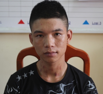 nhom 9x dung sung hoa cai ban trong thuong 3 nguoi