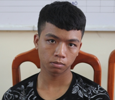 nhom 9x dung sung hoa cai ban trong thuong 3 nguoi