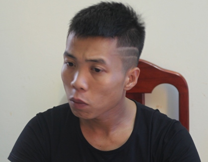 nhom 9x dung sung hoa cai ban trong thuong 3 nguoi