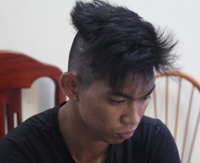 nhom 9x dung sung hoa cai ban trong thuong 3 nguoi