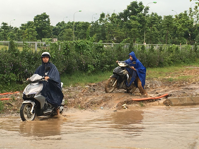 do thi ven dai lo thang long ngap nang dan dap tuong cat chong nuoc