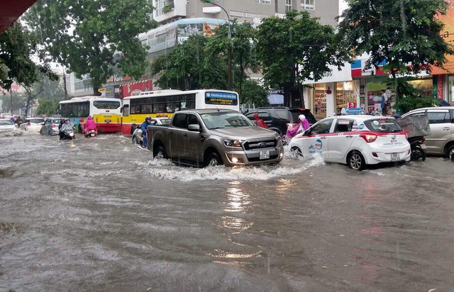 Cư dân mạng 'nổ tung' với loạt ảnh Hà Nội ngập lụt nặng nề sau mưa bão cu dan mang no tung voi loat anh ha noi ngap lut nang ne sau mua bao