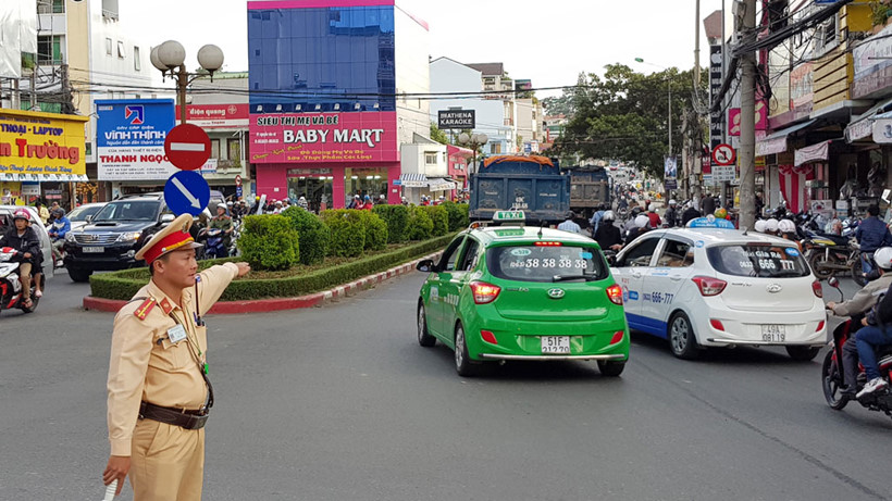vi sao da lat la thanh pho duy nhat ca nuoc khong co den xanh den do