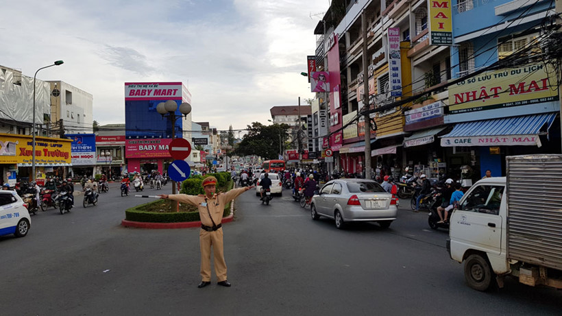 vi sao da lat la thanh pho duy nhat ca nuoc khong co den xanh den do