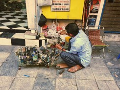 Người lao động Thủ đô chật vật mưu sinh dưới trưa hè 40 độ