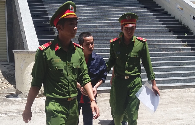 nam thanh nien hiep dam 3 be gai roi quay clip khong che