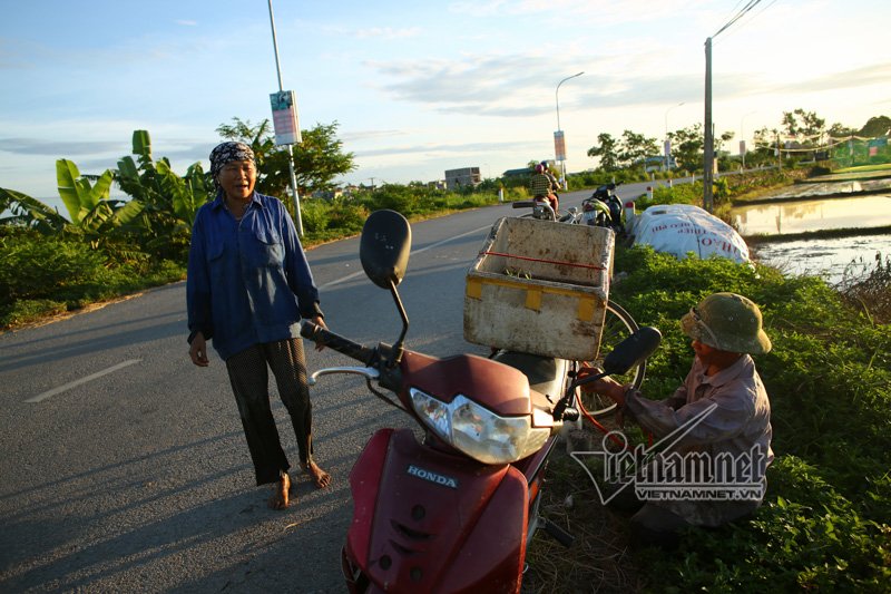 nong nghet tho vo chong lao nong ha noi nua dem roi den di cay