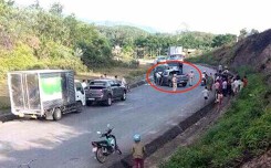 Cảnh sát chốt chặn, bắn thủng lốp xe bán tải chở 19 bánh heroin