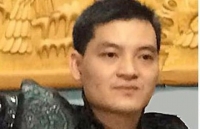 nhieu canh sat bao vay doi tuong dung hang nong co thu trong nha