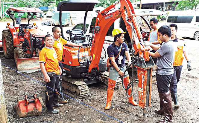 cuoc giai cuu o thai lan don dap chuyen dong trong dem